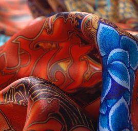 Hedvábný satén draci kupón tm.modrý