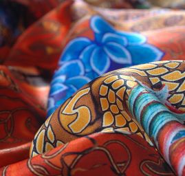 Hedvábný satén draci kupón tm.modrý