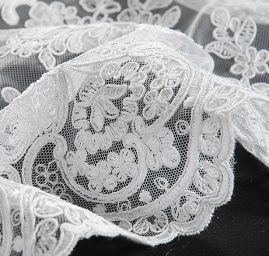 Krajka tylová lomená bílá květinový vzor