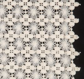 Krajka hrubá drobný květinový vzor smetanová