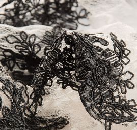 Efektní krajka výšivka na smetanové tylu černá