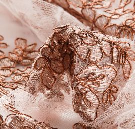 Efektní krajka výšivka na pudrovém tylu měděná II.jakost