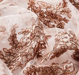 Efektní krajka výšivka na pudrovém tylu měděná II.jakost