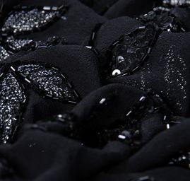 Hedvábný mušelín s rokajlovou výšivkou černý