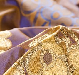 Taft hladký květinový zlatý vzor šanžán fialovo/okrový