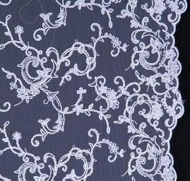 Efektní výšivka na tylu bílé barvy