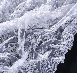 Efektní krajka výšivka/korálky motiv květy bílá