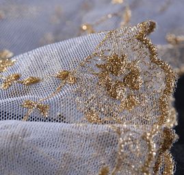 Efektní krajka zlatá výšivka na tylu