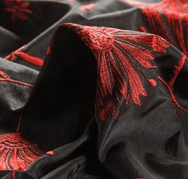 Vyšívaná taftová metráž s květy černá vínová