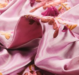 Vyšívaná taftová metráž s květy šanžán vínová