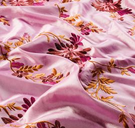 Vyšívaná taftová metráž s květy šanžán vínová