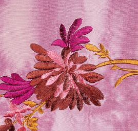 Vyšívaná taftová metráž s květy šanžán vínová