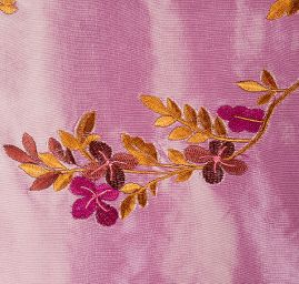 Vyšívaná taftová metráž s květy šanžán vínová