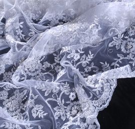 Efektní krajka výšivka na tylu květinový motiv bílá