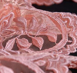 Efektní bordurová krajka vyšívaný tyl lososová barva
