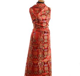 Látka brokát červeným se zlatým orientálním motivem 