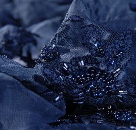 Efektní krajka výšivka na tylu s korálky/flitry tm.modrá