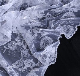 Krajka výšivka na tylu aplikace korálky/flitry bílá