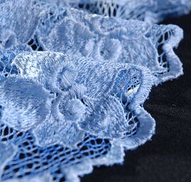 Efektní krajka květy na tylu s velkými oky v barvě modré