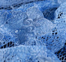 Efektní krajka květy na tylu s velkými oky v barvě modré