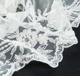 Krajka výšivka na tylu korálky, flitry, štras slonová kost