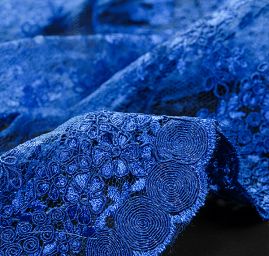 Krajka jemná výšivka na vzorovém  tylu modrá