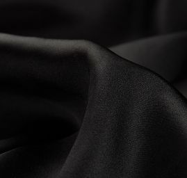 Pružný pevnější satén matný černý látka v kusech