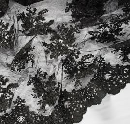 Krajka výšivka na vzorovém tylu černá