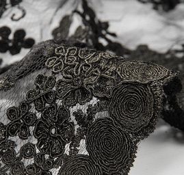 Krajka výšivka na vzorovém tylu černá