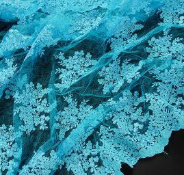 Krajka jemná výšivka na vzorovém tylu tyrkys modrá