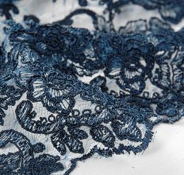 Krajka výšivka na vzorovém tylu tm.modrá