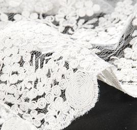 Krajka jemná výšivka na vzorovém tylu slonová kost