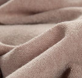 Teplejší silnější úplet buklé režné barvy