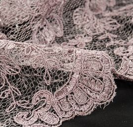 Krajka jemná výšivka na tylu fialovošedá