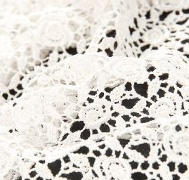 Efektní hrubá krajka jemný květinový motiv bílá