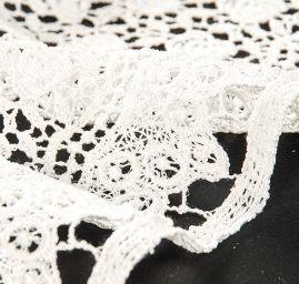 Efektní hrubá krajka jemný květinový motiv bílá