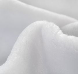 Imitace kožešiny nízký matný vlas bílá