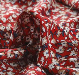 Viskozová šatová látka květy drobné květy malinová