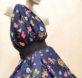 Viskozová šatová látka tisk květin tm.modrá