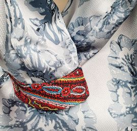 Imitace hedvábí krajkový květinový vzor šedý