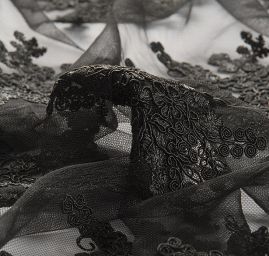 Krajka na hladkém tylu květy černé