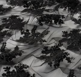 Krajka na hladkém tylu květy černé