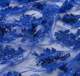 Krajka na hladkém tylu květy nivea modré