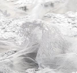 Krajka jemná výšivka na vzorovém tylu bílá