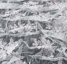 Krajka jemná výšivka na vzorovém tylu bílá