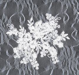 Krajka jemná výšivka na vzorovém tylu bílá