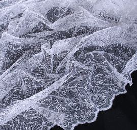 Krajka výšivka na tylu s výšivkou a korálky bílá