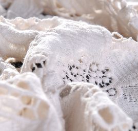 Efektní bavlněná krajka motiv květy slonová kost