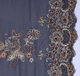 Efektní vyšívaný šifón v černé barvě