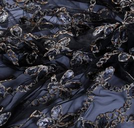 Efektní výšivka  na tylu